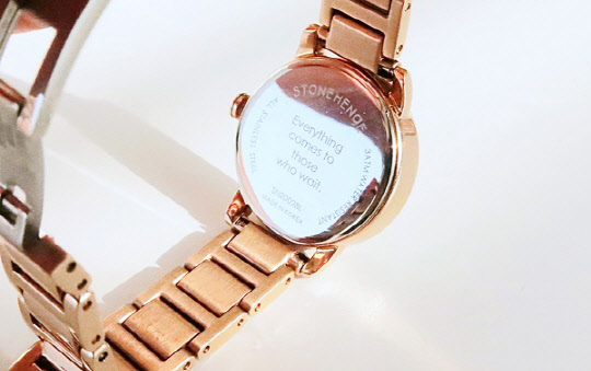 사진= 스텐헨지 X에바 워치 뒷면에 각인된 스페셜 메시지 이미지